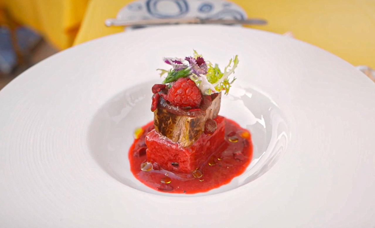 plato con atún, sandía, frambuesa