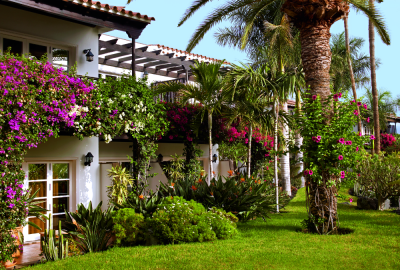 jardines frondosos y cuidados del Seaside Grand Hotel Residencia
